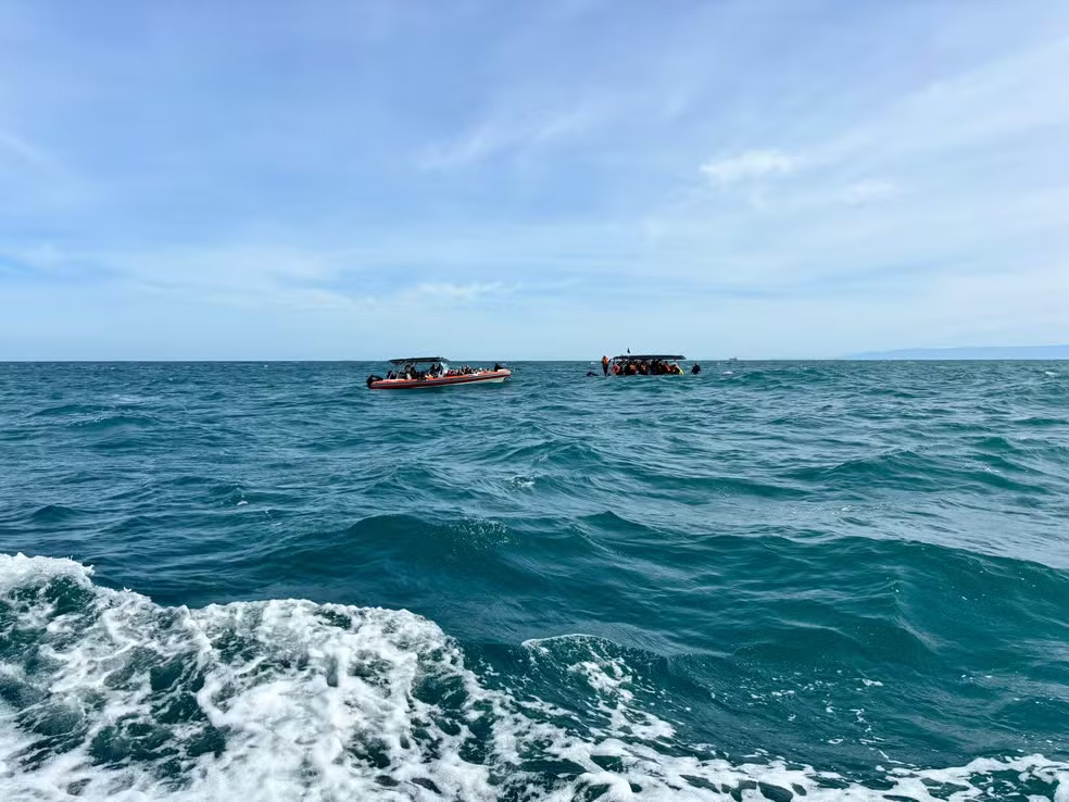 Bote com 20 pessoas naufraga durante passeio em Ilhabela (SP)